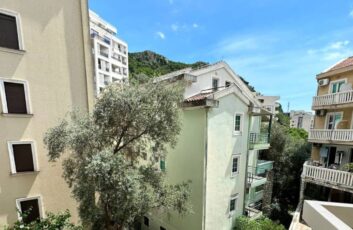 Продается квартира с тремя спальнями рядом с морем 111 кв.2