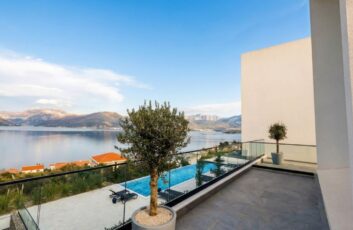 Продажа двухуровневого апартамента с панорамным видом на море и горы в Krašići 150.6 м²