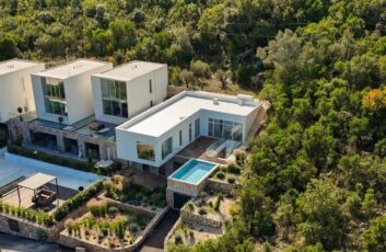 Продажа просторной виллы с панорамным видом на море и горы в Krašići 350 м²